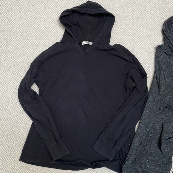 THREADS 4 THOUGHT Bundle of 2 Long Sleeve Shirts with Hoods - Picture 5 of 6